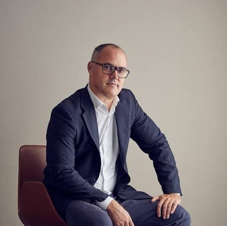 Luis Jiménez-Asenjo en su despacho